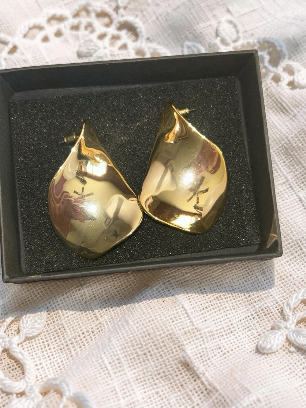Tear Drop Earrings Pinched Gold Elegant Post Earrings NWOT Unbranded